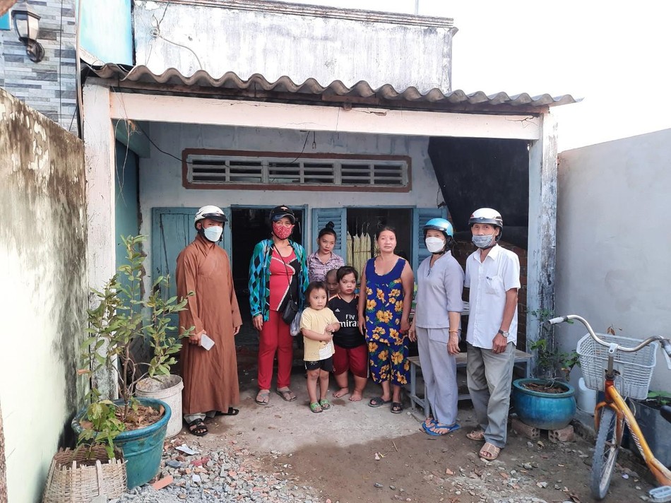 Chư Tăng chùa Hải Đức tặng quà Tết đến hộ nghèo Chư Tăng chùa Hải Đức tặng quà Tết đến hộ nghèo