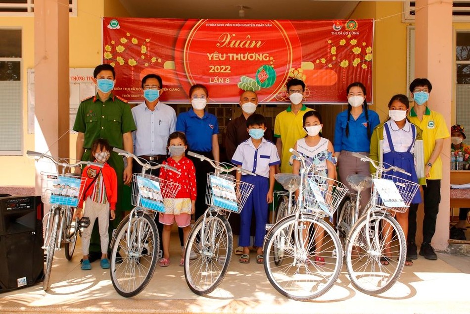 Nhóm sinh viên thiện nguyện Pháp Vân trao xe đạp cho các em học sinh có hoàn cảnh khó khăn Nhóm sinh viên thiện nguyện Pháp Vân trao xe đạp cho các em học sinh có hoàn cảnh khó khăn