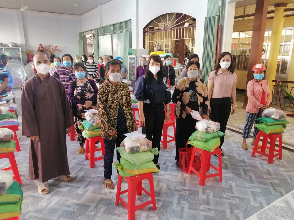 Đại đức Thích Huệ Chiếu cùng lãnh đạo Hội Liên hiệp Phụ nữ TP.Trà Vinh tặng quà cho hội viên phụ nữ nghèo Đại đức Thích Huệ Chiếu cùng lãnh đạo Hội Liên hiệp Phụ nữ TP.Trà Vinh tặng quà cho hội viên phụ nữ nghèo