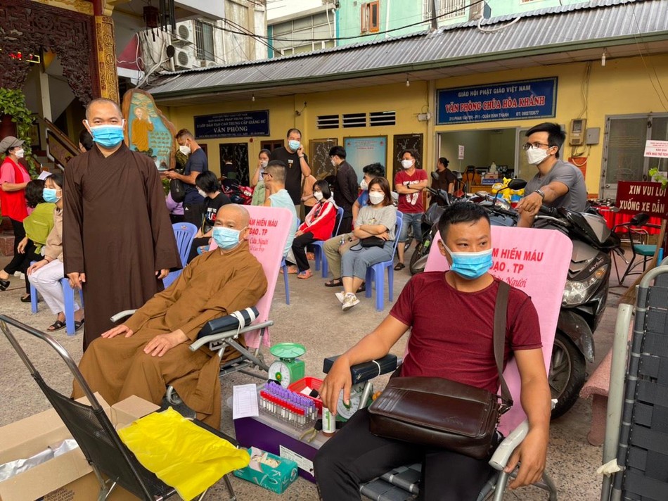 Thượng tọa Thích Tâm Chơn, Thượng tọa Thích Quảng Pháp khảo sát chương trình hiến máu tại chùa Hoà Khánh Thượng tọa Thích Tâm Chơn, Thượng tọa Thích Quảng Pháp khảo sát chương trình hiến máu tại chùa Hoà Khánh