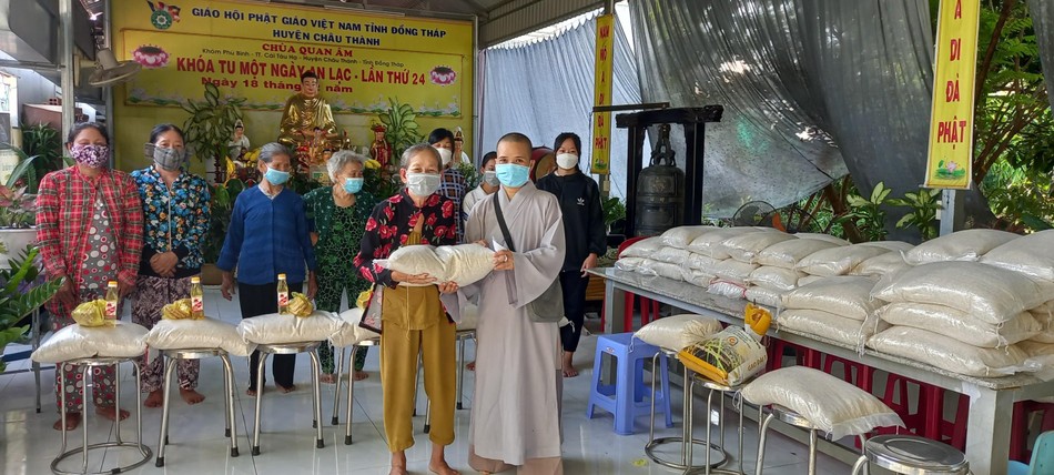 Sư cô Thích nữ Tâm Thường, trụ trì chùa Quan Âm trao quà đến các hộ khó khăn Sư cô Thích nữ Tâm Thường, trụ trì chùa Quan Âm trao quà đến các hộ khó khăn