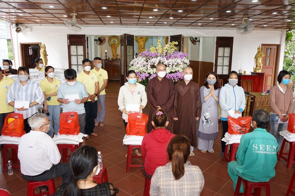 Tặng quà đến bà con nghèo tại chùa Kim Sơn Tặng quà đến bà con nghèo tại chùa Kim Sơn