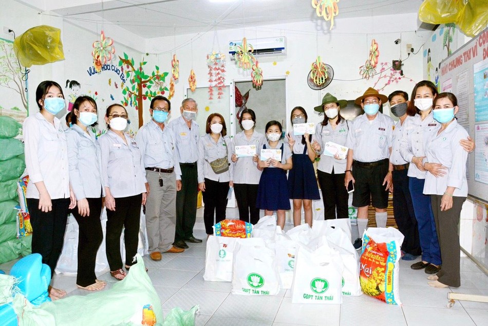 Trao quà đến các em đoàn sinh Trao quà đến các em đoàn sinh