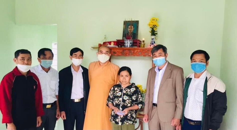 Hỗ trợ xây dựng nhà Đại đoàn kết đến chị Lê Thị Hồng Hỗ trợ xây dựng nhà Đại đoàn kết đến chị Lê Thị Hồng