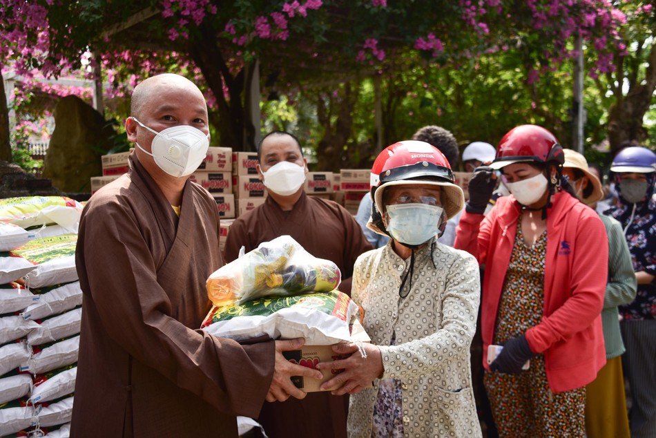 Trao quà đến người dân Trao quà đến người dân