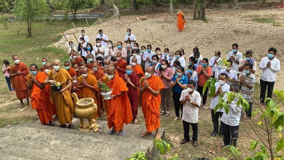 Chư Tăng thực hiện nghi thức sái tịnh Chư Tăng thực hiện nghi thức sái tịnh