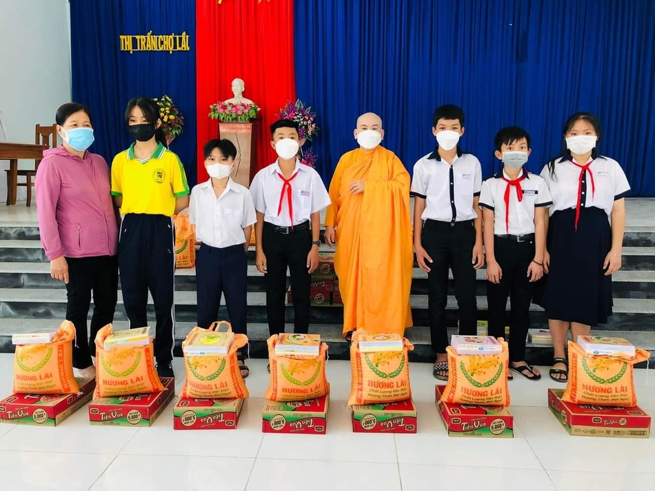Ni sư Thích nữ Viên Liên tặng quà đến học sinh nghèo Ni sư Thích nữ Viên Liên tặng quà đến học sinh nghèo