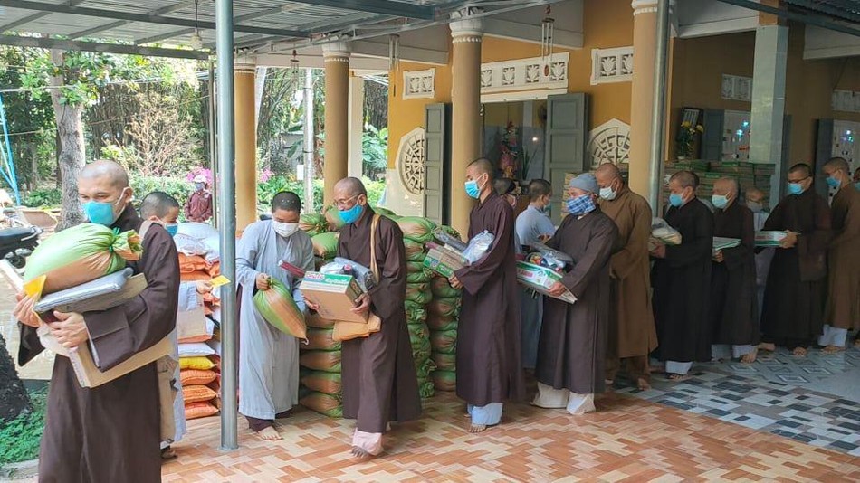 Cúng dường tặng phẩm đến chư Tăng, Ni Cúng dường tặng phẩm đến chư Tăng, Ni