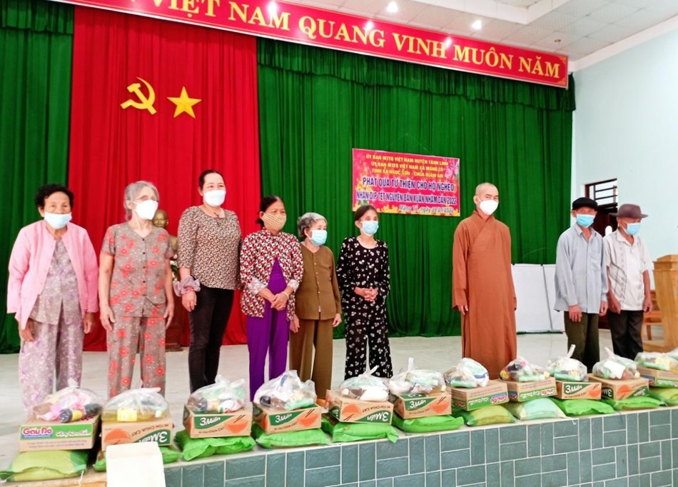 Đại đức Thích Tâm Trí tặng qua đến người nghèo Đại đức Thích Tâm Trí tặng qua đến người nghèo