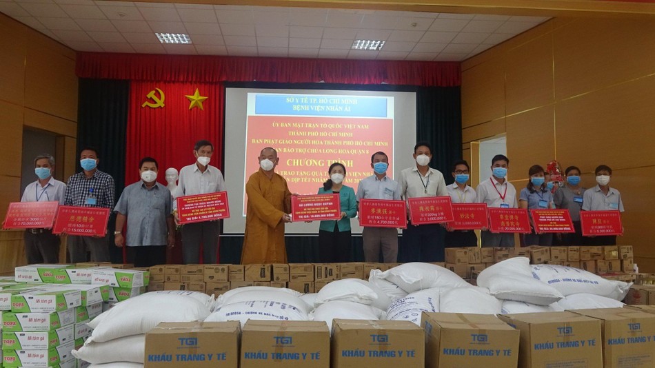 Thượng tọa Thích Huệ Công trao bảng tượng trưng số tiền đến y bác sĩ Bệnh viện Nhân Ái Thượng tọa Thích Huệ Công trao bảng tượng trưng số tiền đến y bác sĩ Bệnh viện Nhân Ái