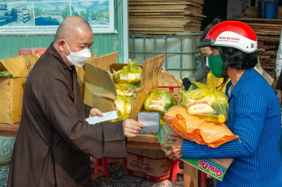 Hòa thượng Thích Hoằng Tri, trụ trì chùa Vạn Đức trao tặng quà Tết đến bà con
