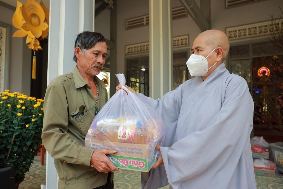 Ni sư Lan Nhã trao quà cho các hộ khó khăn