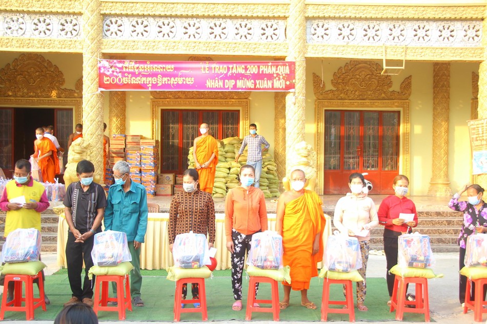 Chùa Sóc Xoài trao quà Tết đến các hoàn cảnh khó khăn