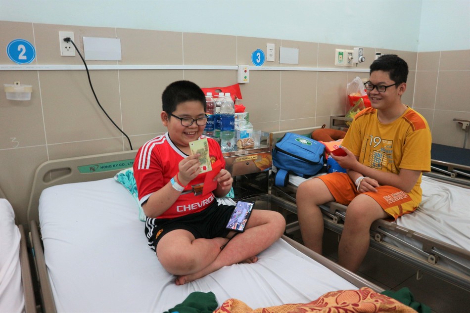 Bé Phúc và Lộc vui mừng vì "Con ở bệnh viện đón Tết nhưng vẫn được lì xì" Bé Phúc và Lộc vui mừng vì "Con ở bệnh viện đón Tết nhưng vẫn được lì xì"
