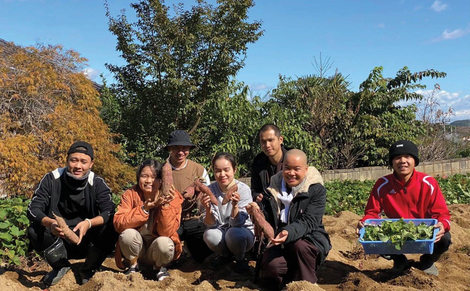 Sư cô Thích Tâm Trí và các em kiều bào tại Nhật Sư cô Thích Tâm Trí và các em kiều bào tại Nhật