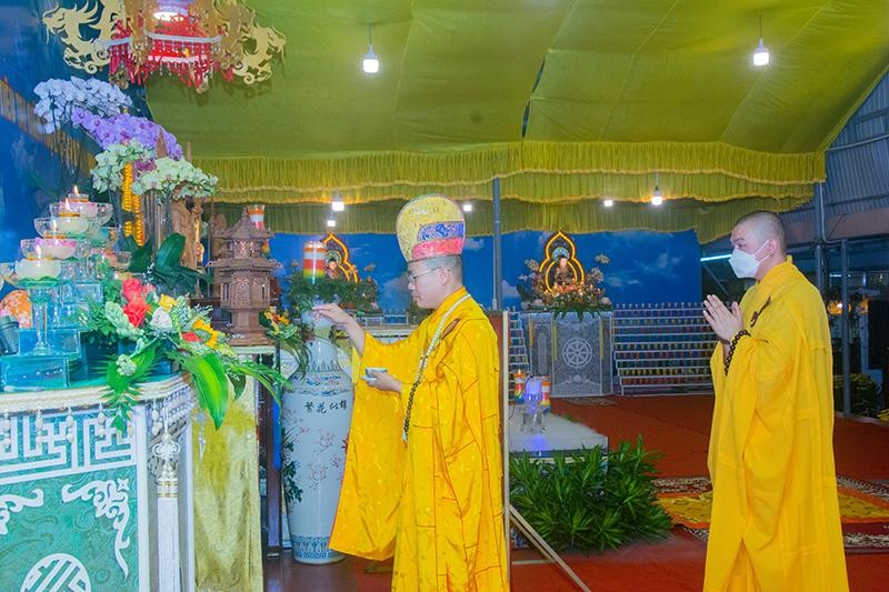 Đại đức Thích Pháp Tánh niêm đàn sái tịnh Đại đức Thích Pháp Tánh niêm đàn sái tịnh