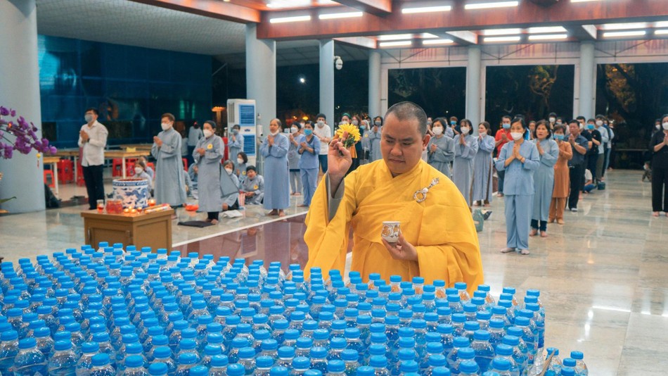 Chư Tăng sái tịnh kết đàn Dược Sư Chư Tăng sái tịnh kết đàn Dược Sư