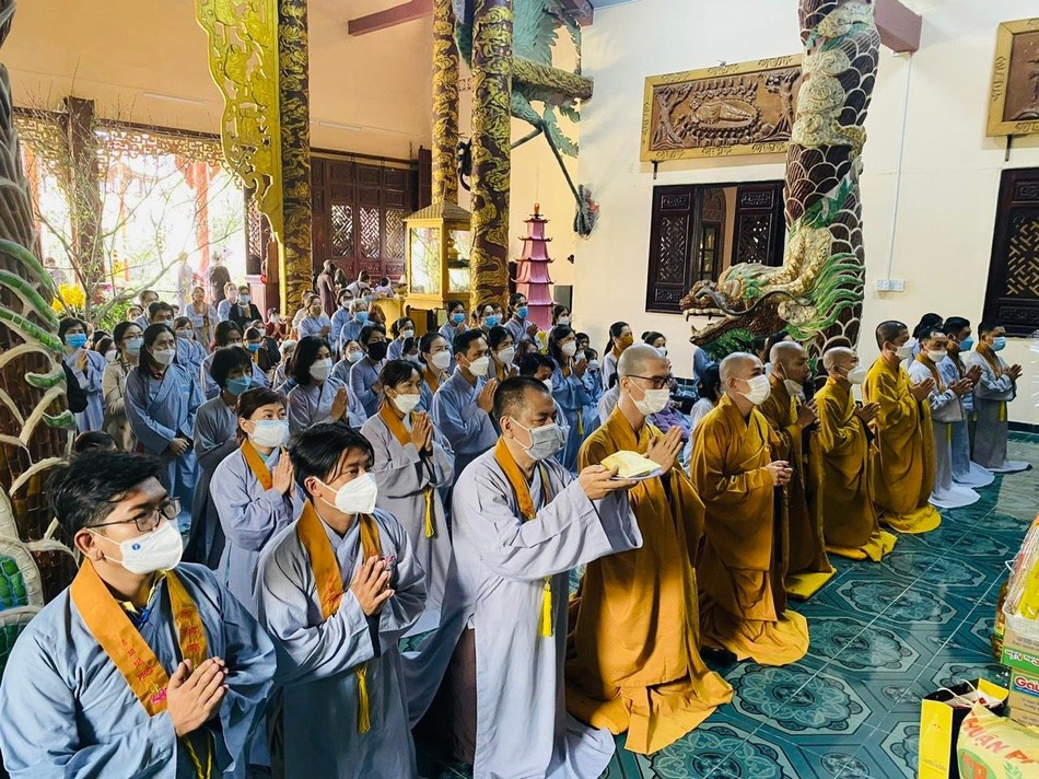 Đoàn Phật tử Hội Bông Sen cúng dường thập tự đầu xuân Nhâm Dần