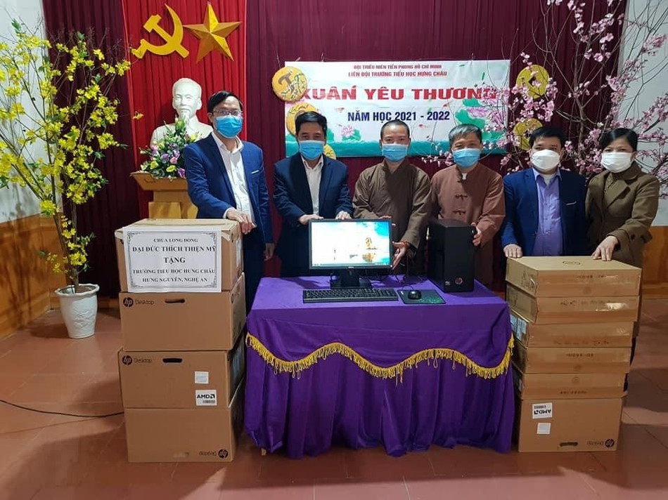 Đại đức Thích Thiện Mỹ và Phật tử chùa Long Đồng trao tặng máy tính cho Trường Tiểu học xã Hưng Châu Đại đức Thích Thiện Mỹ và Phật tử chùa Long Đồng trao tặng máy tính cho Trường Tiểu học xã Hưng Châu