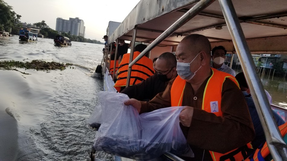 Thượng tọa Thích Huệ Công thả cá Thượng tọa Thích Huệ Công thả cá