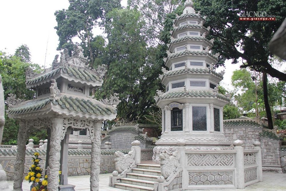 Bảo tháp Đức Đại lão Hòa thượng Thích Tịnh Khiết trong khuôn viên tổ đình Tường Vân Bảo tháp Đức Đại lão Hòa thượng Thích Tịnh Khiết trong khuôn viên tổ đình Tường Vân