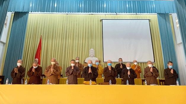 Chư tôn đức niệm Phật cầu gia hộ trước khi tiến hành phiên họp