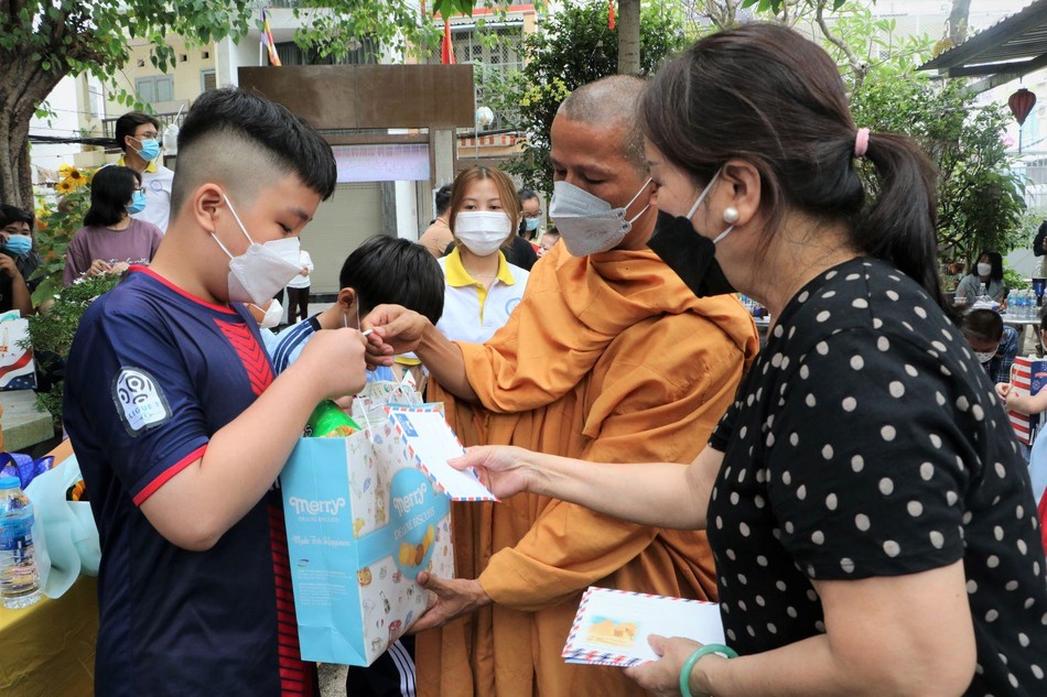 Đại đức Thích Minh Phú và mạnh thường quân trao quà đến các em