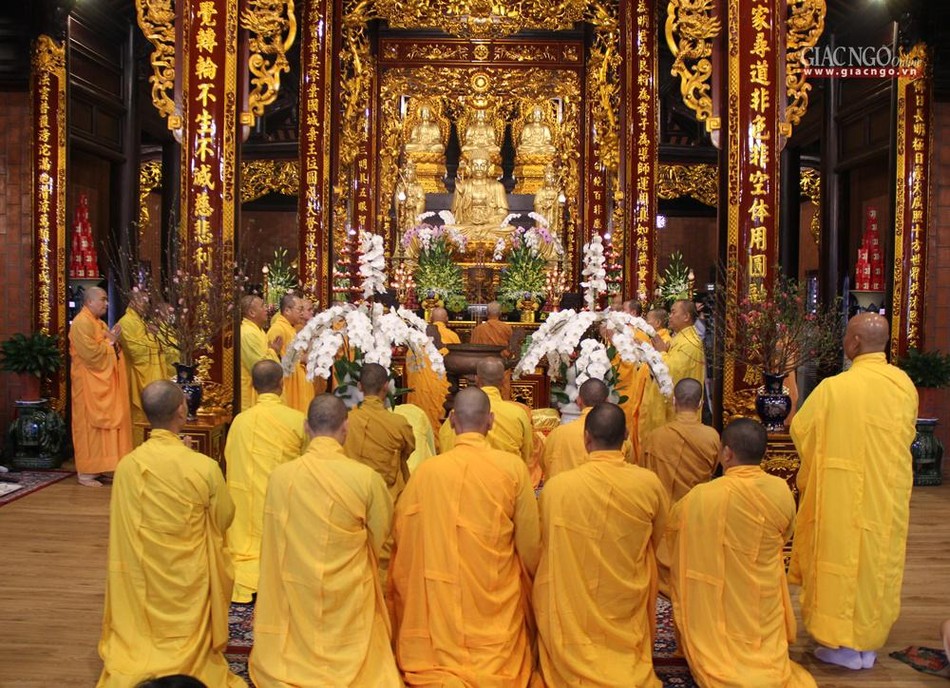 Chư tôn đức cử hành lễ cúng ngọ tại chánh điện Chư tôn đức cử hành lễ cúng ngọ tại chánh điện