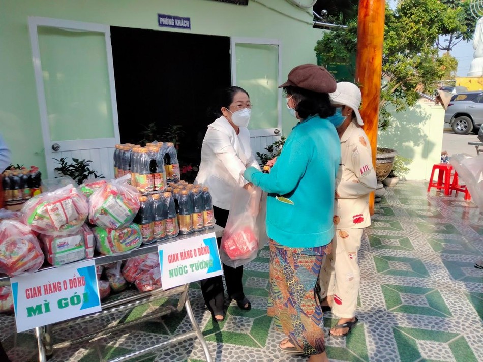 Bà Võ Thị Dung, nguyên Phó Bí thư Thành ủy TP.HCM trao quà đến người dân - Ảnh: Minh Đức Bà Võ Thị Dung, nguyên Phó Bí thư Thành ủy TP.HCM trao quà đến người dân - Ảnh: Minh Đức