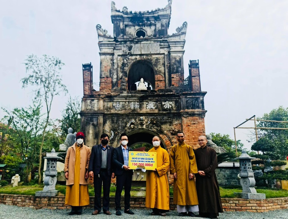 Thượng tọa Thích Thọ Lạc trao bảng tượng trưng số tiền 150 triệu đồng đến đại diện Báo Dân trí Thượng tọa Thích Thọ Lạc trao bảng tượng trưng số tiền 150 triệu đồng đến đại diện Báo Dân trí