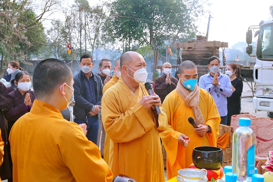 Thượng tọa Thích Tâm Định, Phó ban Trị sự GHPGVN tỉnh Thanh Hóa chủ trì khóa lễ chú nguyện rót đồng đúc chuông Thượng tọa Thích Tâm Định, Phó ban Trị sự GHPGVN tỉnh Thanh Hóa chủ trì khóa lễ chú nguyện rót đồng đúc chuông