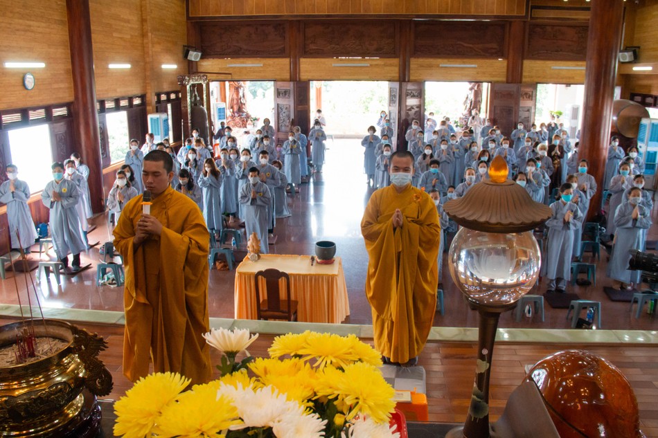 Chư Tăng và Phật tử đảnh lễ Tam bảo Chư Tăng và Phật tử đảnh lễ Tam bảo