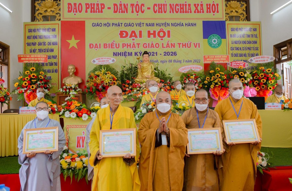 Tập thể và cá nhân Tăng Ni Phật giáo huyện Nghĩa Hành nhận Bằng tuyên dương công đức Tập thể và cá nhân Tăng Ni Phật giáo huyện Nghĩa Hành nhận Bằng tuyên dương công đức