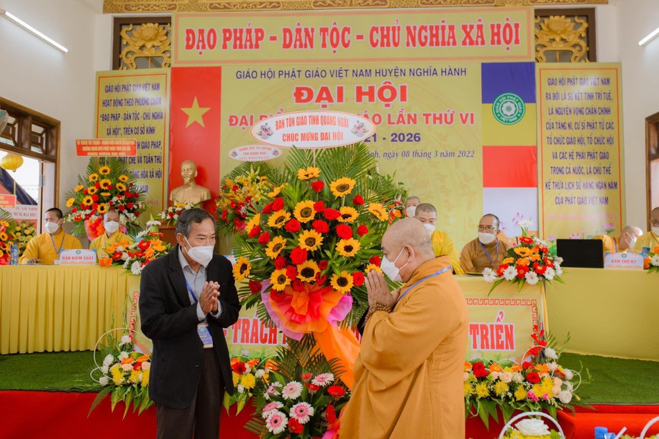 Ban Tôn giáo tỉnh tặng hoa chúc mừng đại hội Ban Tôn giáo tỉnh tặng hoa chúc mừng đại hội