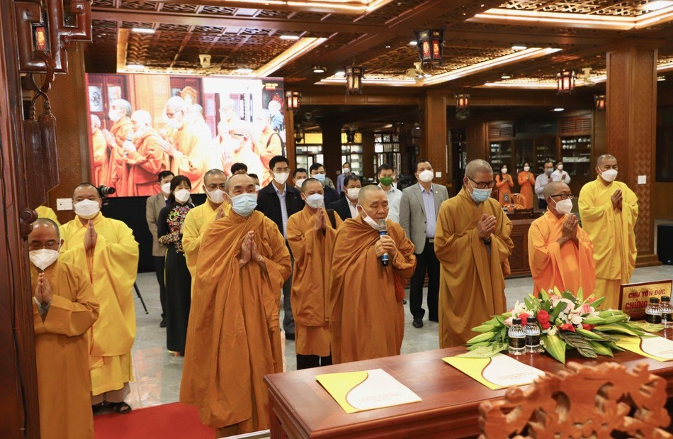 Niệm Phật cầu gia hộ trước khi tiến hành hội nghị Niệm Phật cầu gia hộ trước khi tiến hành hội nghị