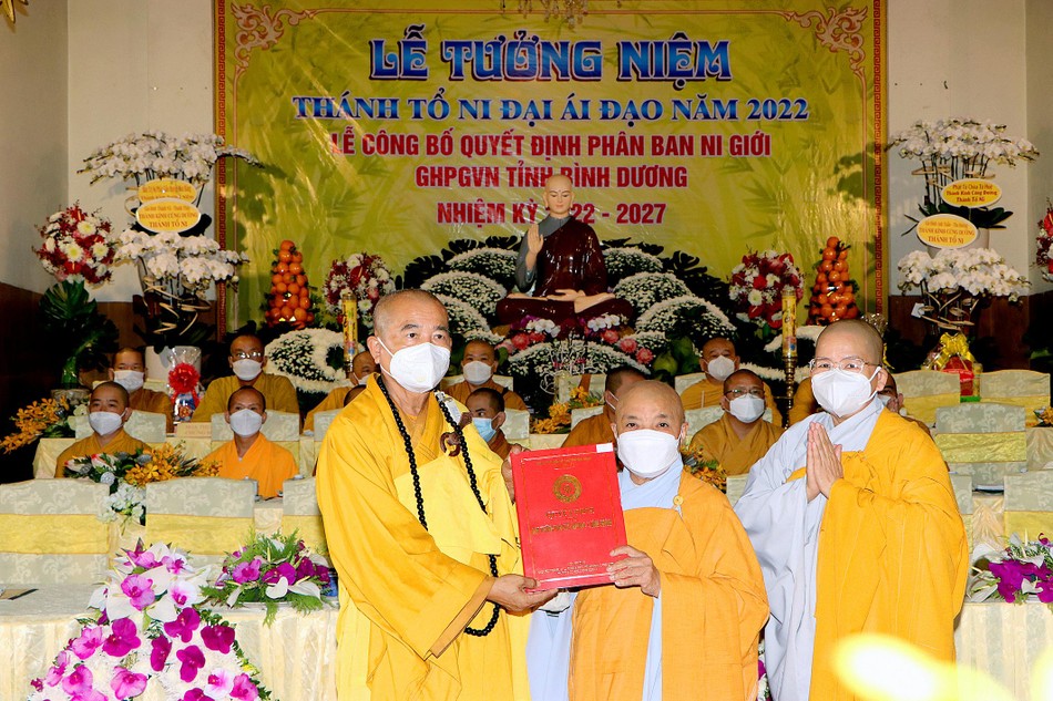 Trao quyết định chuẩn y nhân sự đến Phân ban Ni giới tỉnh Bình Dương, nhiệm kỳ 2022-2027 Trao quyết định chuẩn y nhân sự đến Phân ban Ni giới tỉnh Bình Dương, nhiệm kỳ 2022-2027