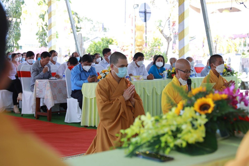 Đại đức Thích Phước Minh, tân trụ trì chùa Tân Linh cung kính dâng lời phát nguyện Đại đức Thích Phước Minh, tân trụ trì chùa Tân Linh cung kính dâng lời phát nguyện