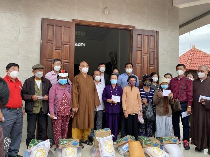 San sẻ yêu thương với bà con nghèo San sẻ yêu thương với bà con nghèo