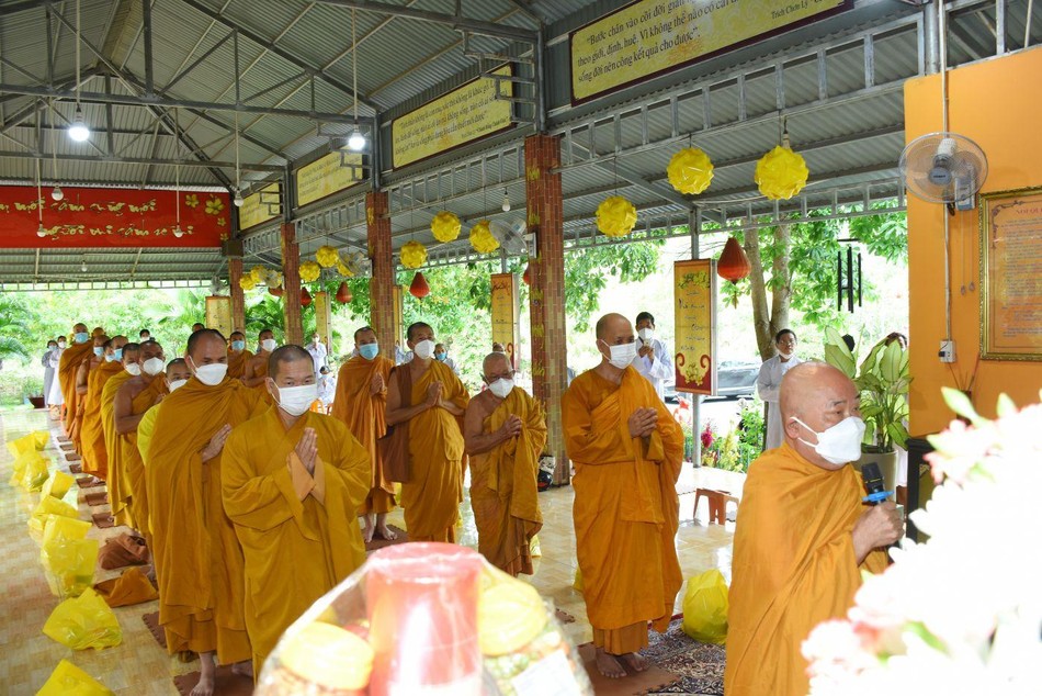 Chư tôn đức thành kính tưởng niệm Hòa thượng Giác Đính