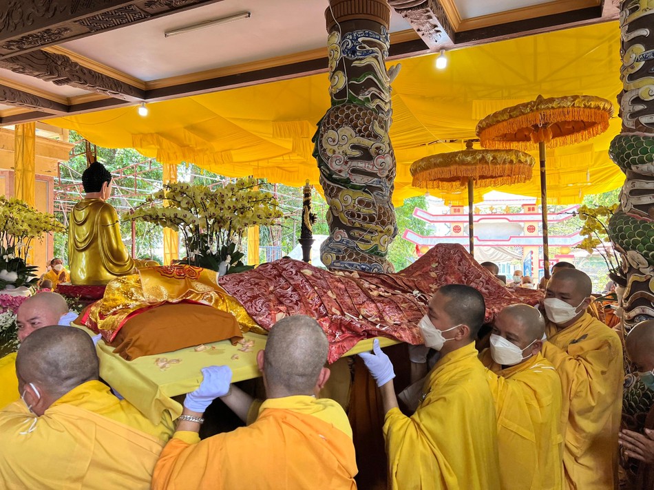 Cung thỉnh nhục thân Hòa thượng rời thiền thất đến Giác linh đường nhập kim quan Cung thỉnh nhục thân Hòa thượng rời thiền thất đến Giác linh đường nhập kim quan