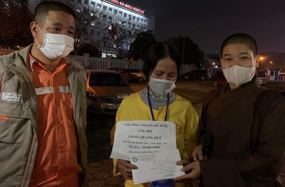 Sư cô Thích Quảng Diệu trao tiền đến gia đình em Hà Quang Quế