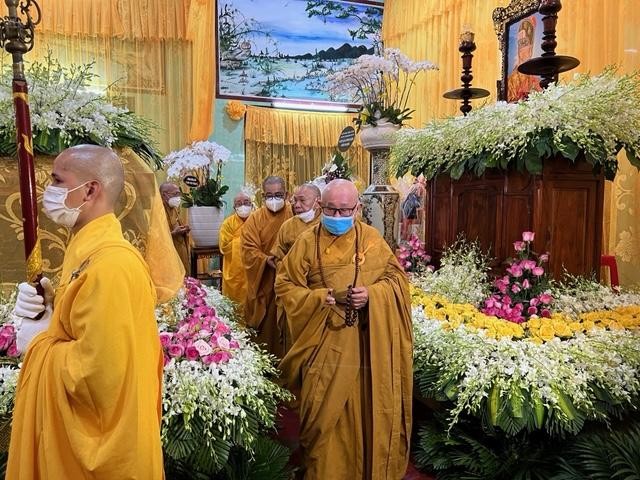 Hữu nhiễu kim quan