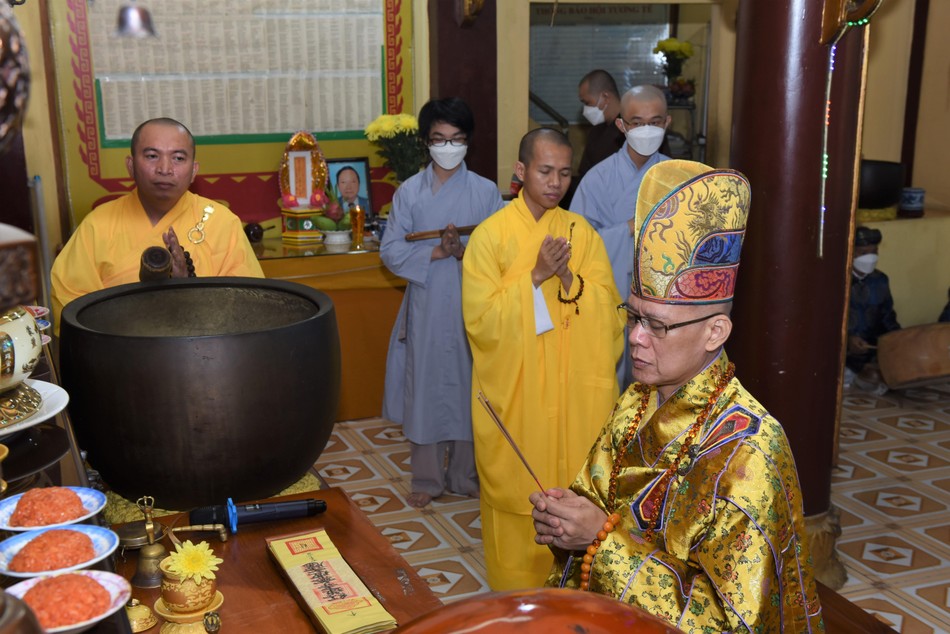 Thượng tọa Thích Chúc Thông niêm hương bạch Phật Thượng tọa Thích Chúc Thông niêm hương bạch Phật