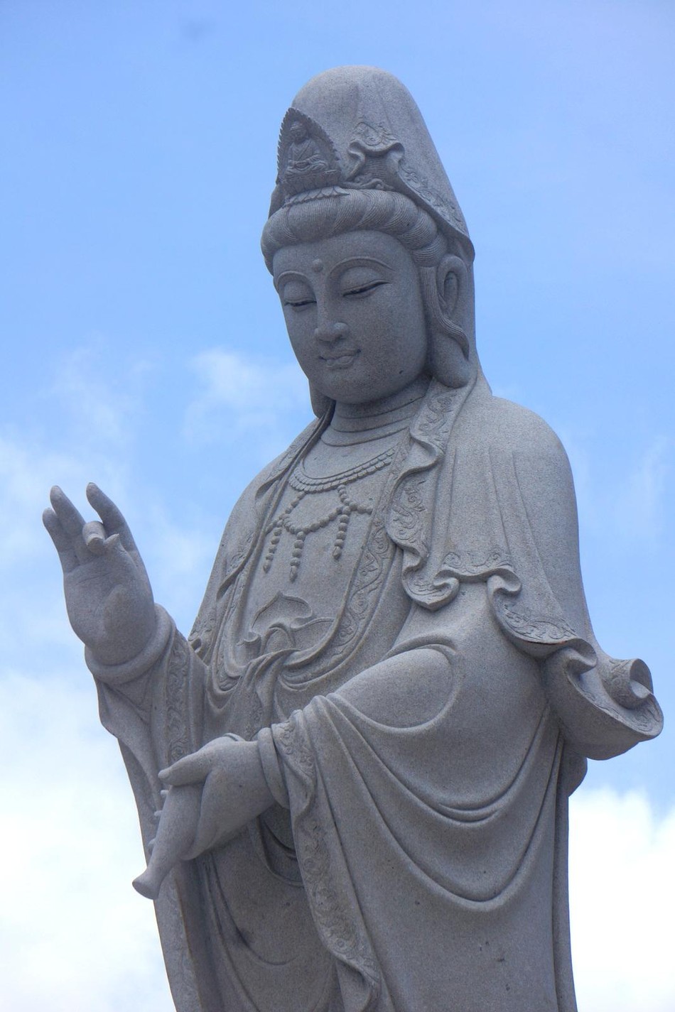 Tôn tượng Bồ-tát Quán Thế Âm tại Việt Nam Quốc Tự Tôn tượng Bồ-tát Quán Thế Âm tại Việt Nam Quốc Tự