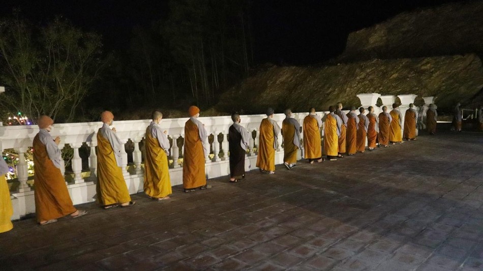 Nhiễu tôn tượng và niệm hồng danh Bồ-tát Quán Thế Âm Nhiễu tôn tượng và niệm hồng danh Bồ-tát Quán Thế Âm