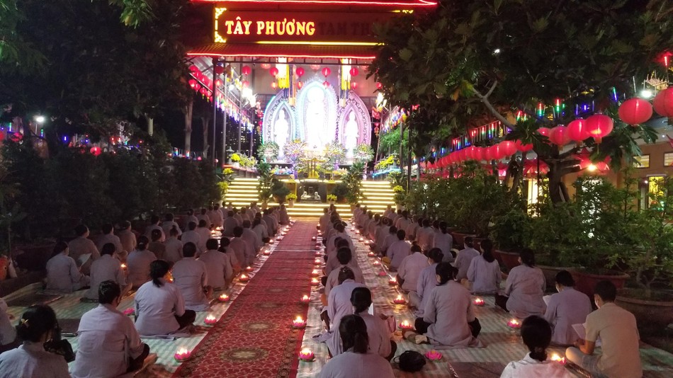 Quang cảnh lễ khánh đản Bồ-tát Quán Thế Âm tại chùa Liên Hoa, quận 8