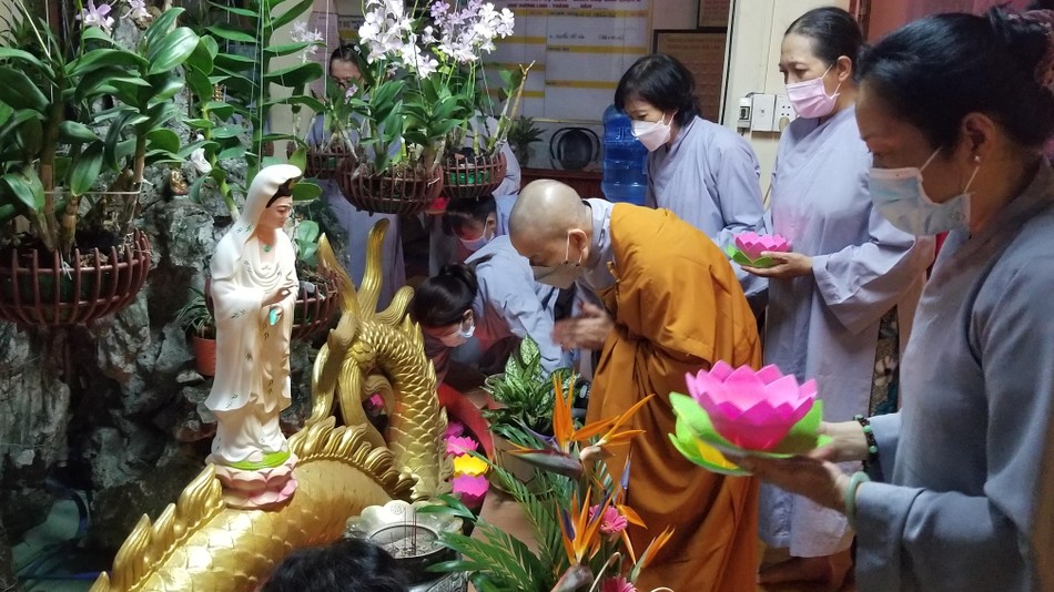 Chư Ni, Phật tử chùa Huệ Lâm, quận 8 thắp nến tưởng niệm, cầu nguyện trước tôn tượng Bồ-tát Quán Thế Âm