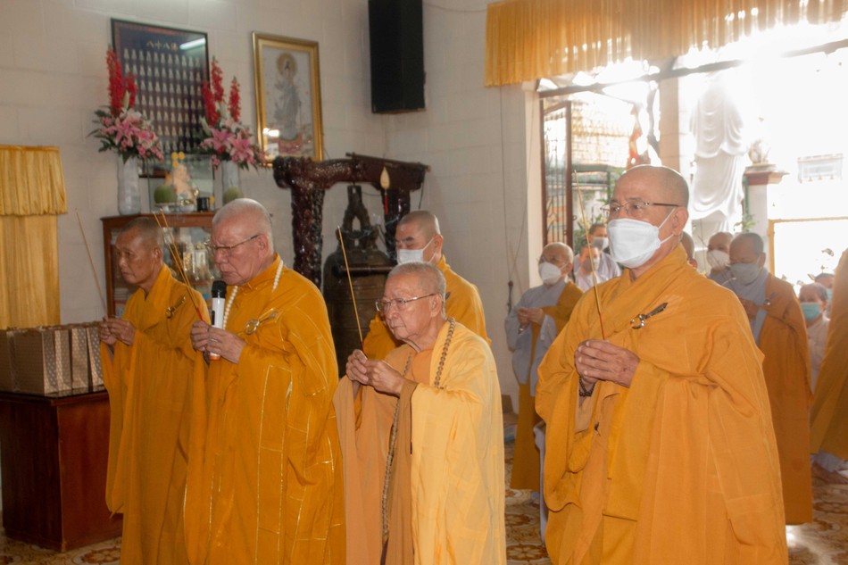 Chư tôn đức niêm hương, cầu nguyện Chư tôn đức niêm hương, cầu nguyện