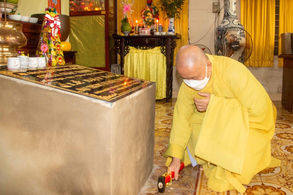 Hòa thượng Thích Hoằng Tri thực hiện nghi thức động thổ Hòa thượng Thích Hoằng Tri thực hiện nghi thức động thổ