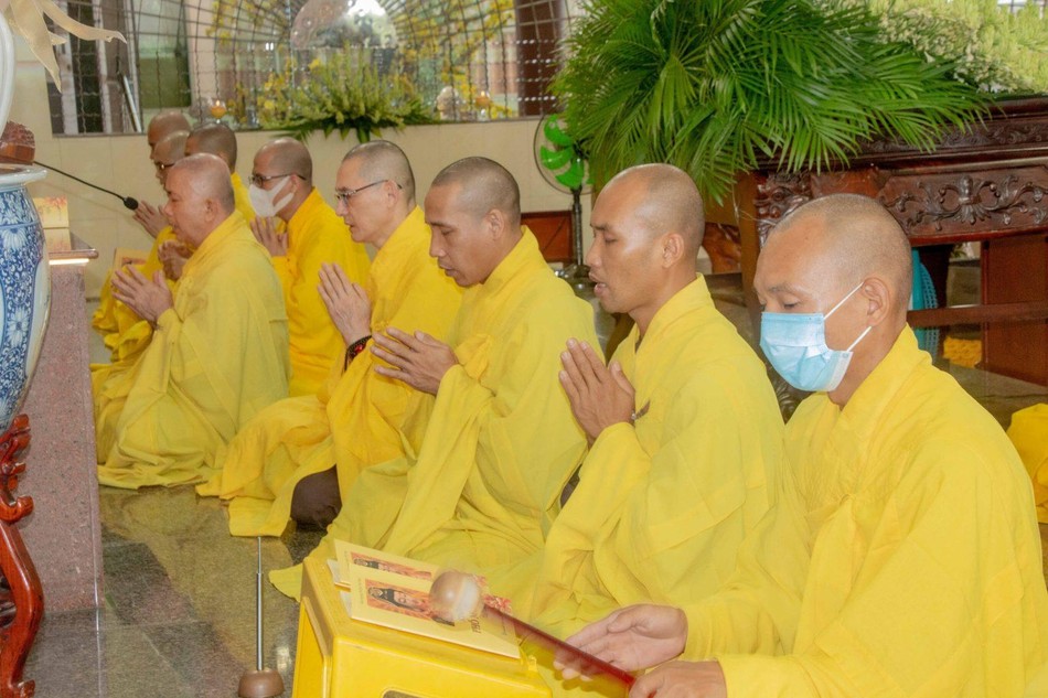 Hòa thượng Thích Hoằng Tri, trụ trì chùa Vạn Đức chủ sám buổi lễ cùng chư Tăng bổn tự nhất tâm tụng kinh, cầu nguyện Hòa thượng Thích Hoằng Tri, trụ trì chùa Vạn Đức chủ sám buổi lễ cùng chư Tăng bổn tự nhất tâm tụng kinh, cầu nguyện